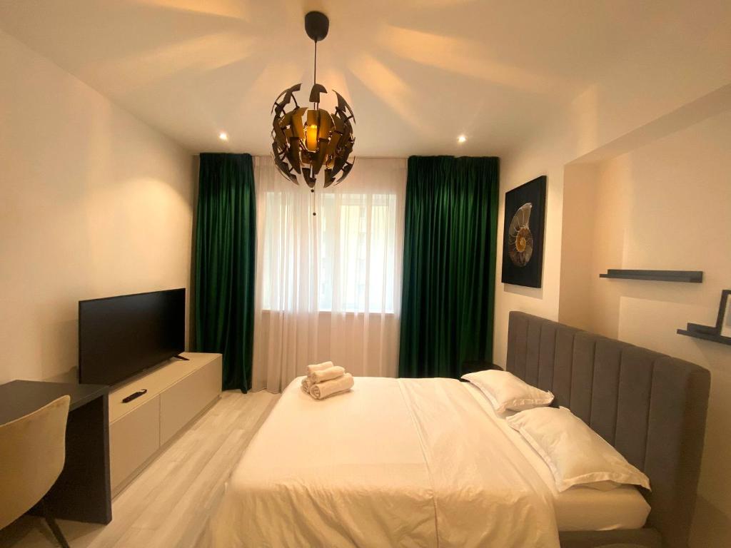 Un pat sau paturi într-o cameră la YamaLuxe Studio - Silent & Modern