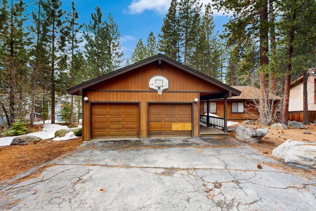 una casa con un garaje con un aro de baloncesto en Scenes of Evergreens, en Incline Village