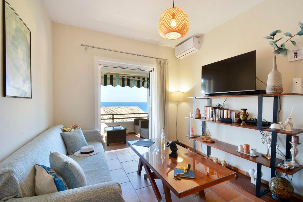 - un salon avec un canapé et une table dans l'établissement Two-bedroom Condo with Sea View in Glyfada, à Glyfada