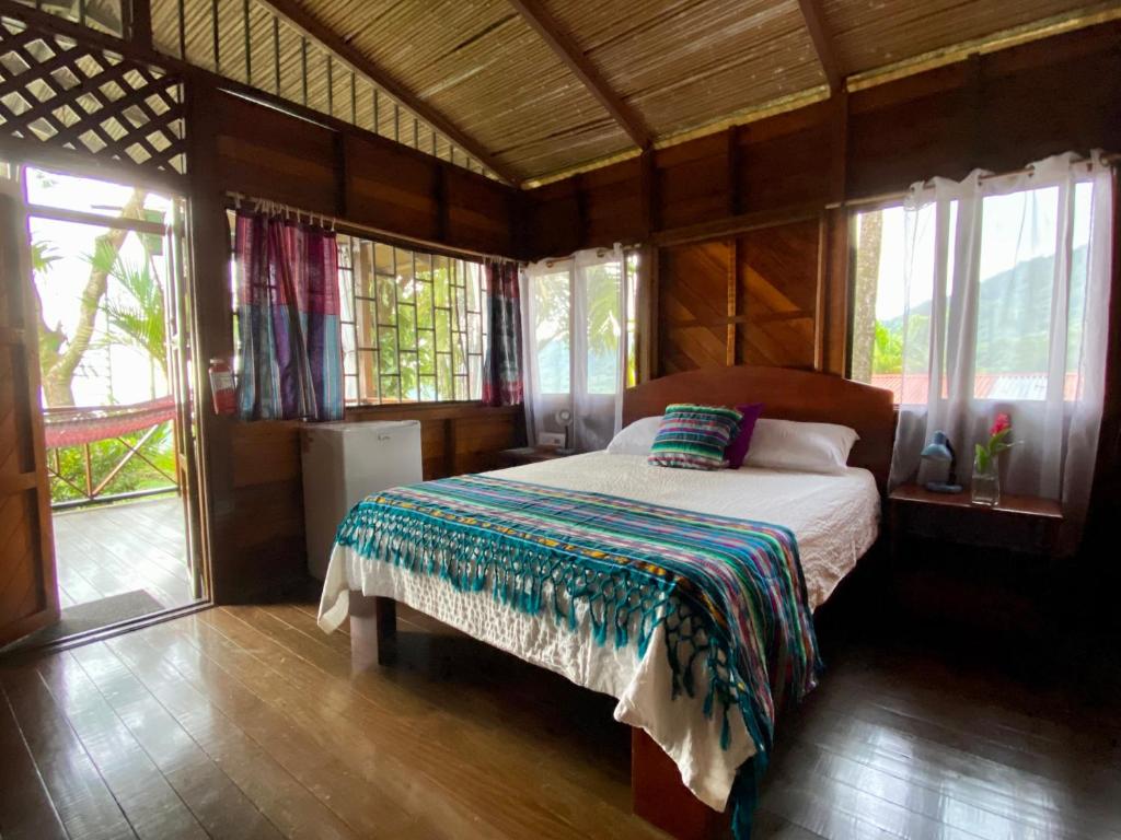 Cama o camas de una habitación en Pacific Edge Lodge & Resort