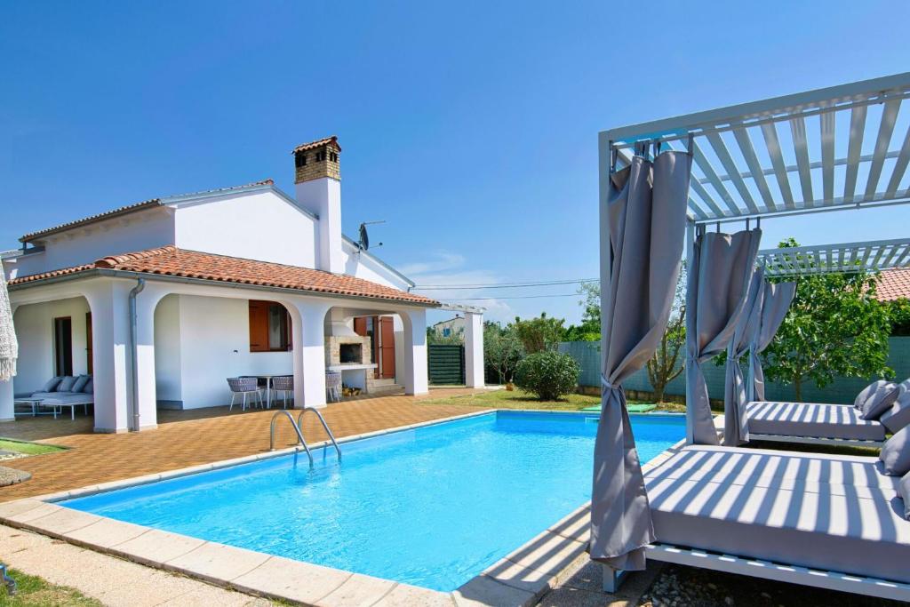 Bazén v ubytování Villa Melody, a luxurious Holiday Retreat nebo v jeho okolí