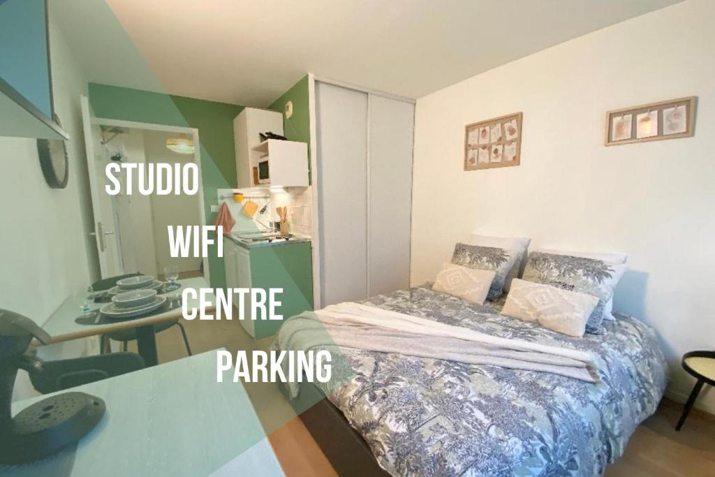 une petite chambre avec un lit et un bureau avec des mots dans l'établissement L'Hermès - Wifi - Parking - Netflix, à Villeurbanne