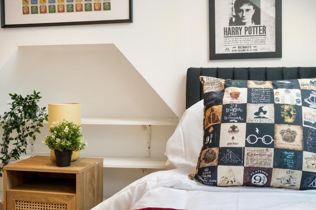 een slaapkamer met een bed met een kussen en een tafel bij Harry Potter Experience - 3 Bed House In Watford in Watford
