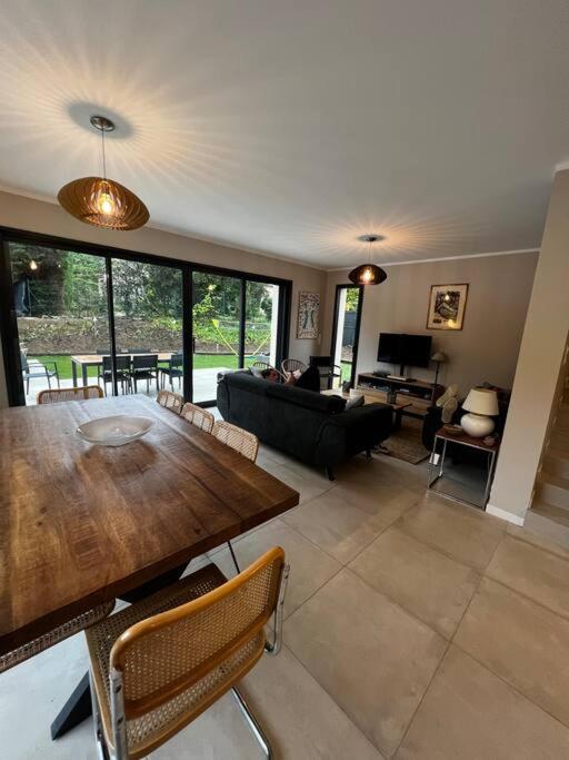 un salon avec une table et un canapé dans l'établissement Belle maison 4* Clim Piscine Wifi, à Gassin