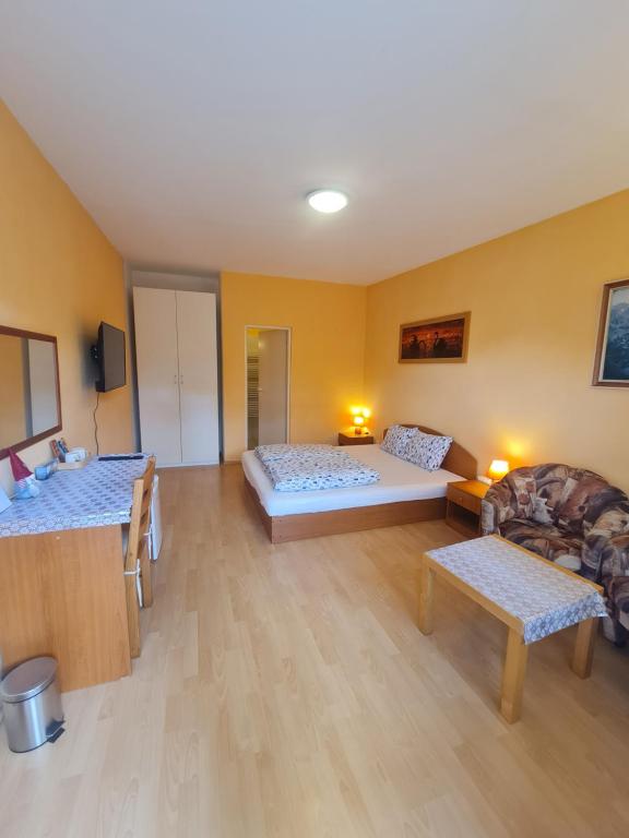 Cozy Room with garden in Bratislava - Budget Tweepersoonskamer
