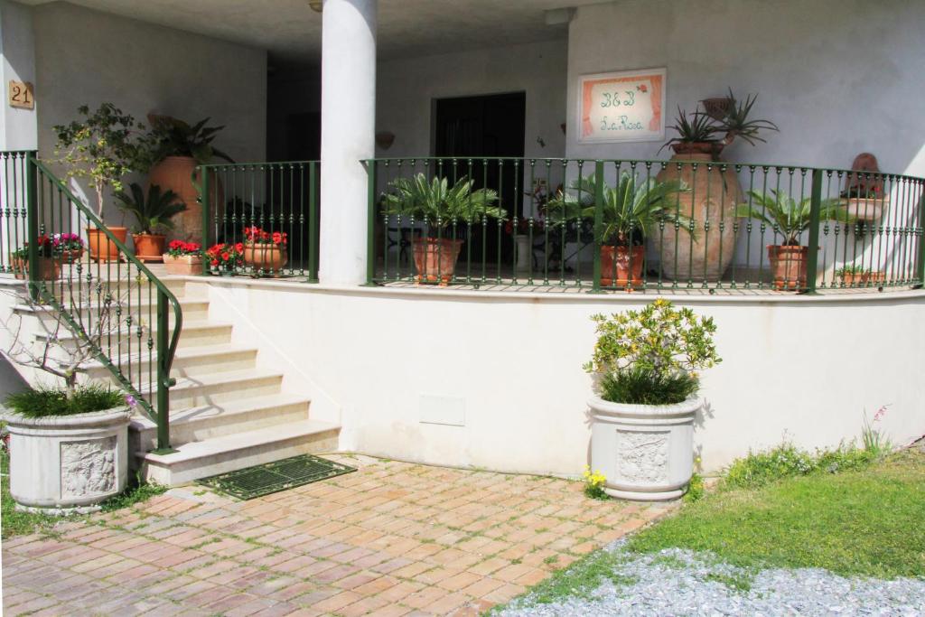 カンポラ・サン・ジョヴァンニにあるB&B La Rosaの鉢植えの家