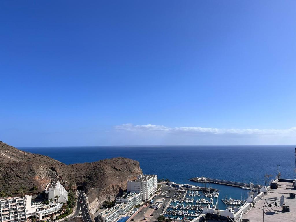 Blick auf einen Hafen mit dem Ozean im Hintergrund in der Unterkunft Corona Amarilla Sea View and Relax Puerto Rico in Puerto Rico de Gran Canaria