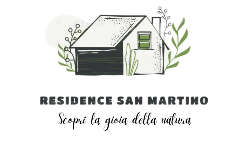 un panneau indiquant la résilience san marino à côté d'une maison dans l'établissement Residence San Martino, à Busso
