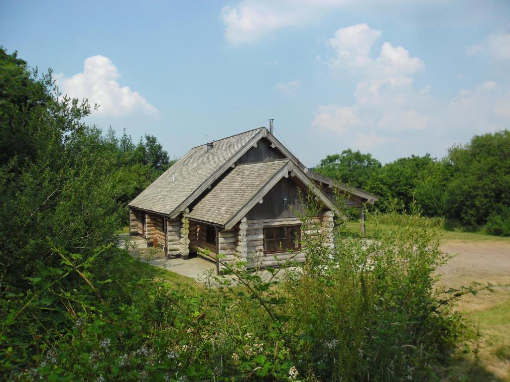 チャードにあるTamarack Lodgeの畑中の丸太小屋