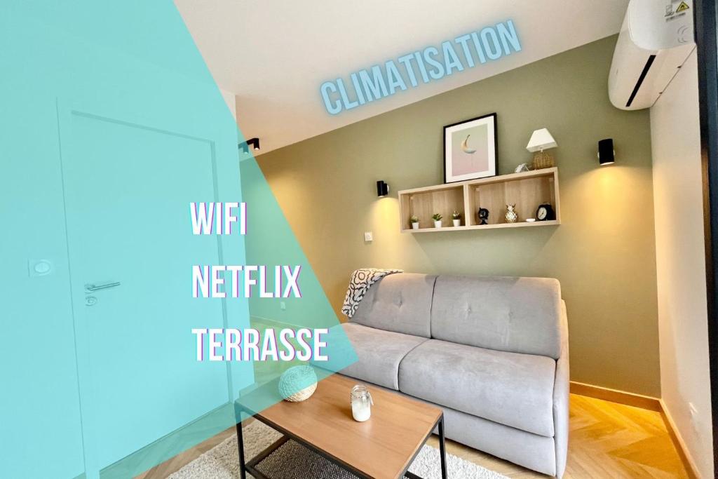 Le Flachet - Climatisation - Wifi في فيليوربان: غرفة معيشة مع أريكة وطاولة