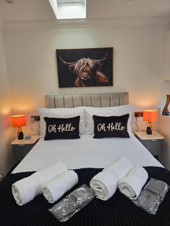 ein Schlafzimmer mit einem großen Bett mit Handtüchern darauf in der Unterkunft Heather Nook- luxury studio in Pitlochry in Pitlochry