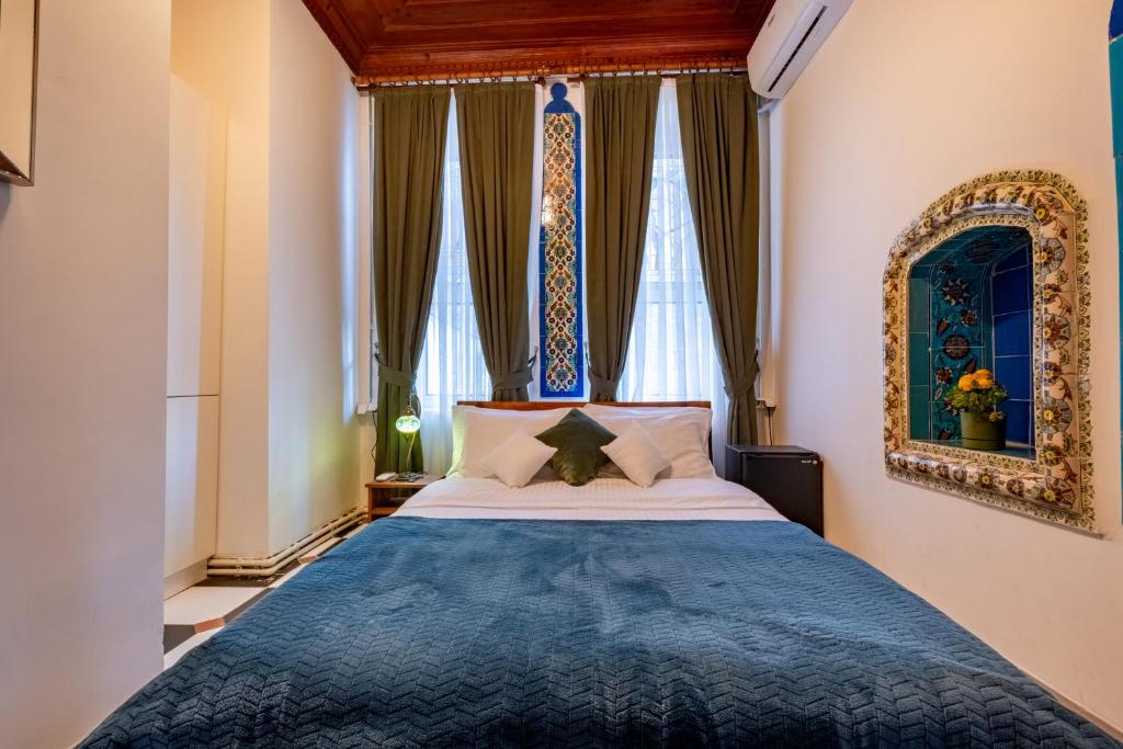 Postel nebo postele na pokoji v ubytování Nevalist Hotel