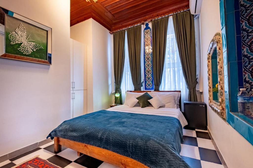 Postel nebo postele na pokoji v ubytování Nevalist Hotel