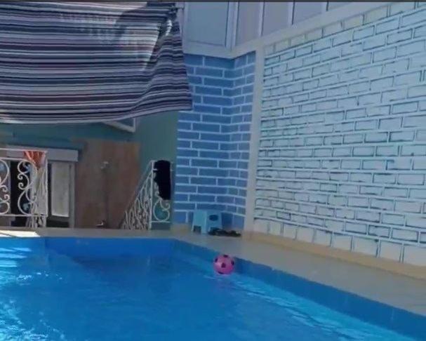 المسبح في Jijel location F3 avec piscine plein air أو بالجوار