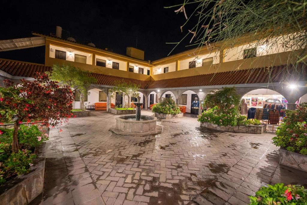 einen Innenhof mit einem Brunnen in der Mitte eines Gebäudes in der Unterkunft Hotel Jose Antonio Cusco in Cusco