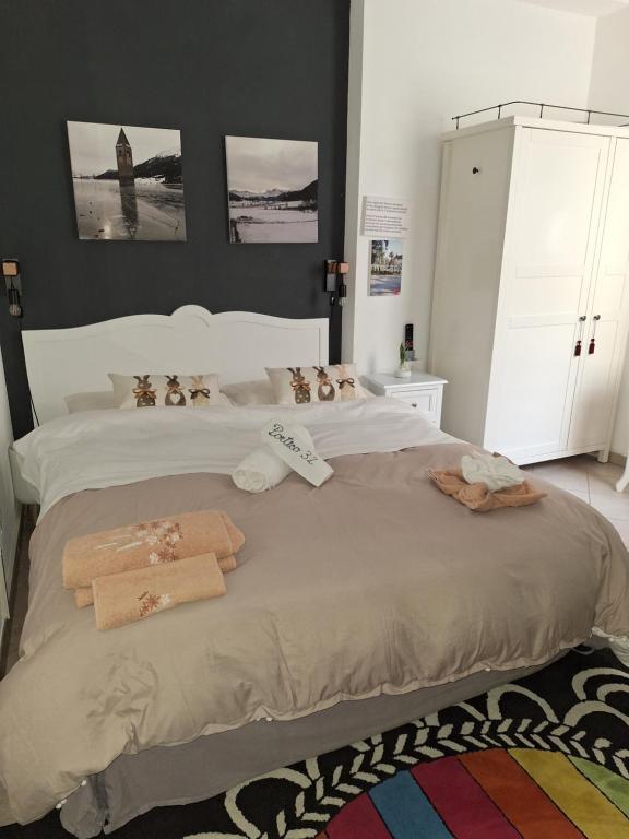 - une chambre avec un lit et des serviettes dans l'établissement Portico 32 - Merano centro, à Merano