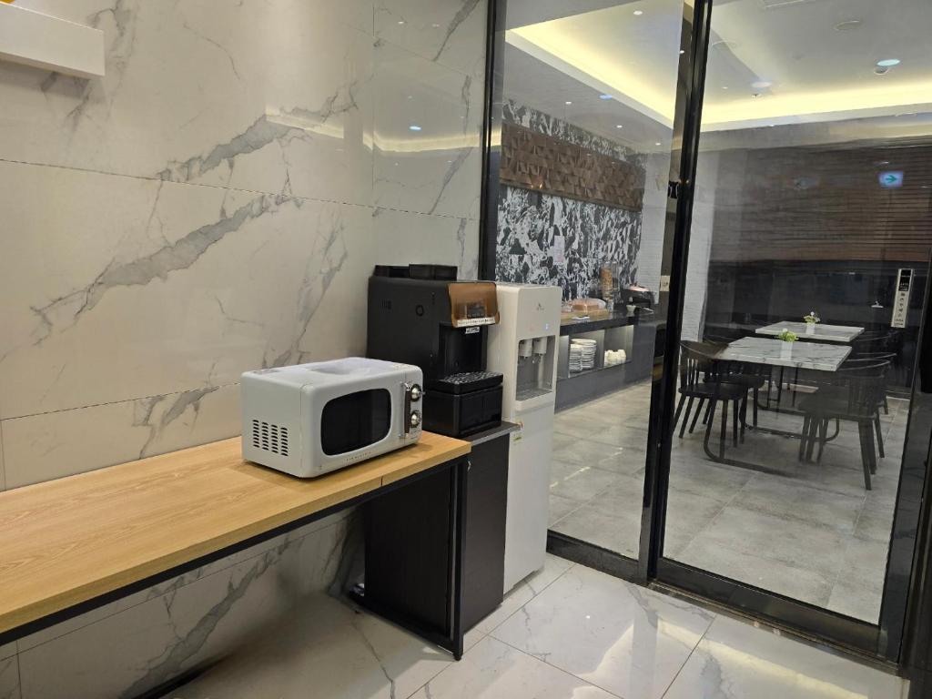 Kuchyň nebo kuchyňský kout v ubytování HOTEL YUNA Business