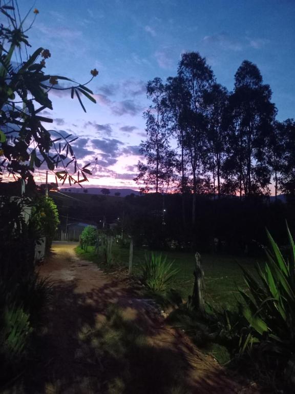 a view of a garden at sunset at não reservar, não sei tirar daqui,favor procurar outro aplicativo com o nome chácara lua e sol,gratidão in Pouso Alegre