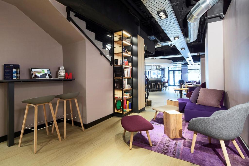 sala de estar con sofá púrpura y taburetes en Campanile Lyon Centre - Gare Perrache - Confluence, en Lyon