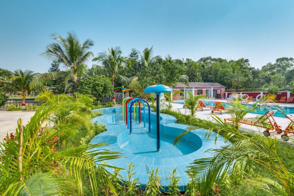 een zwembad in een resort met een waterpark bij Kokomo Sunset Resort in Gazipur