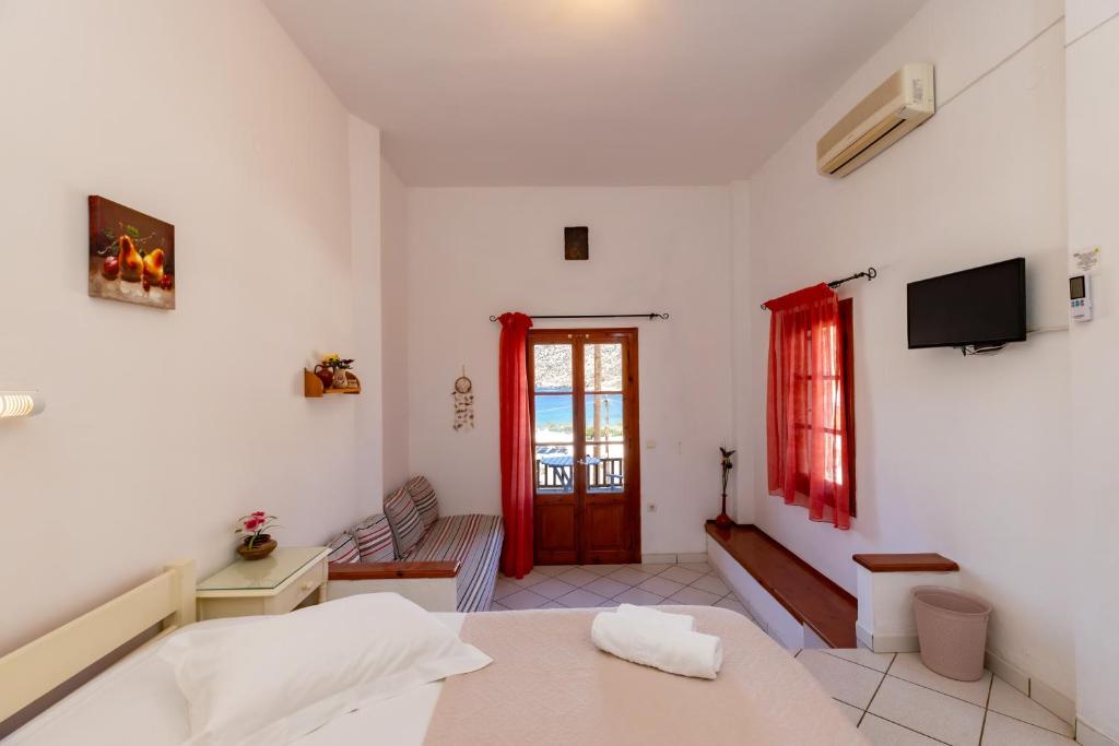 TV a/nebo společenská místnost v ubytování Froudi Rooms