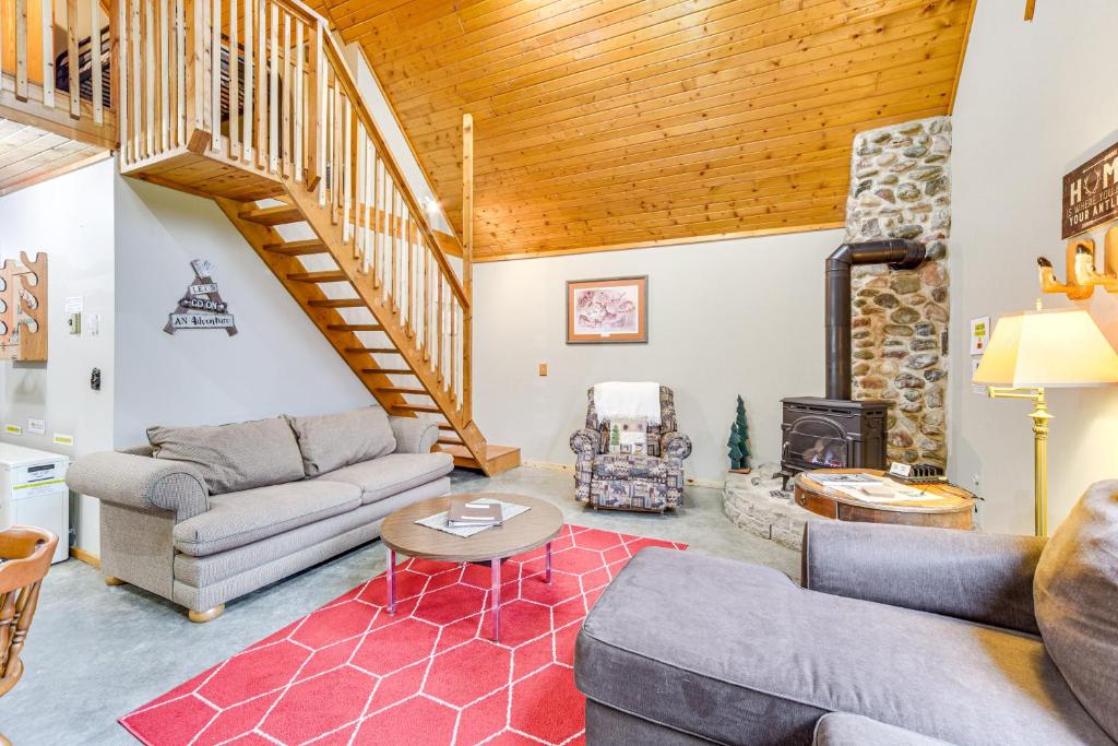 ein Wohnzimmer mit einem Sofa und einem Tisch in der Unterkunft Cozy Birchwood Retreat on UTV Trail with Hot Tub! in Birchwood