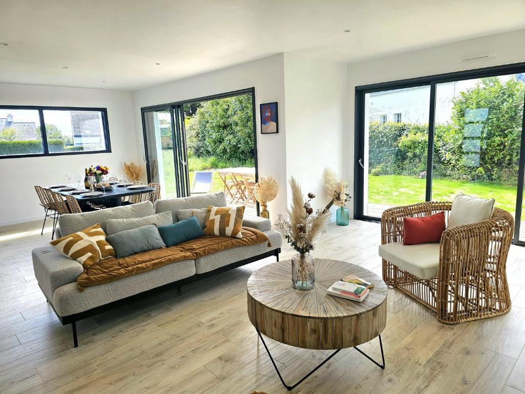 a living room with a couch and chairs and a table at Villa avec jardin,proche port du Crouesty 500 m et des plages 2km in Arzon