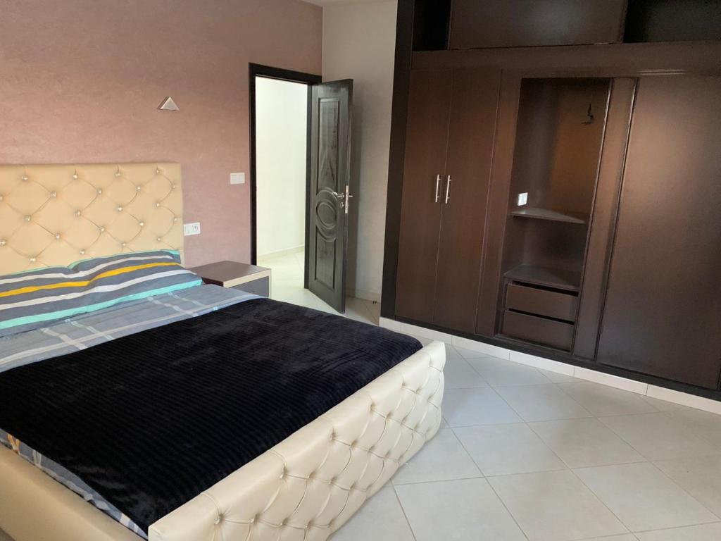 una camera con un grande letto e una cucina di Apartamentos Palace Rif Al Hoceima 