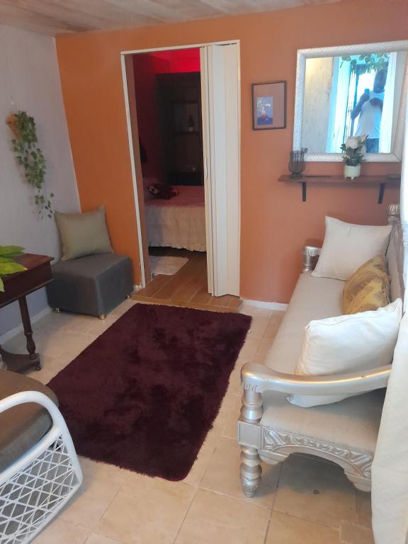 - un salon avec un canapé et une chaise dans l'établissement Nido de Amor, à Pantoja