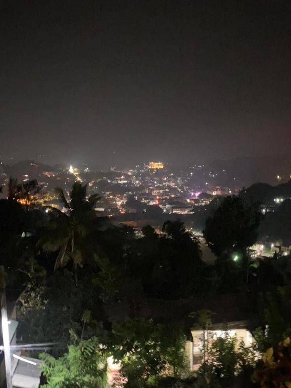 Nespecifikovaný výhled na destinaci Kandy nebo výhled na město při pohledu z penzionu