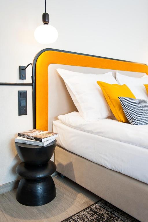 En eller flere senge i et værelse på Hotel Awo