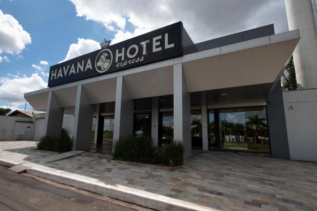 un edificio con un cartel que dice hotel hawaiiana en Havana Express, en Uberaba