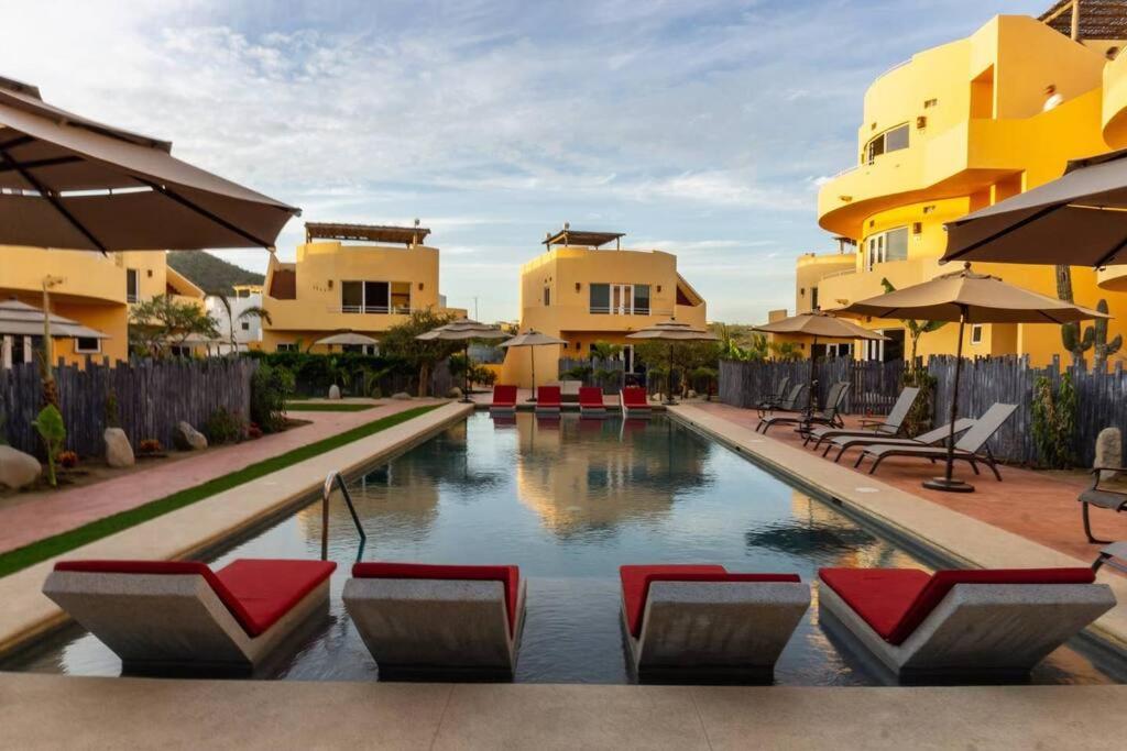 Bazén v ubytování 9A Poolside Private Patio Cerritos Beach Condo nebo v jeho okolí