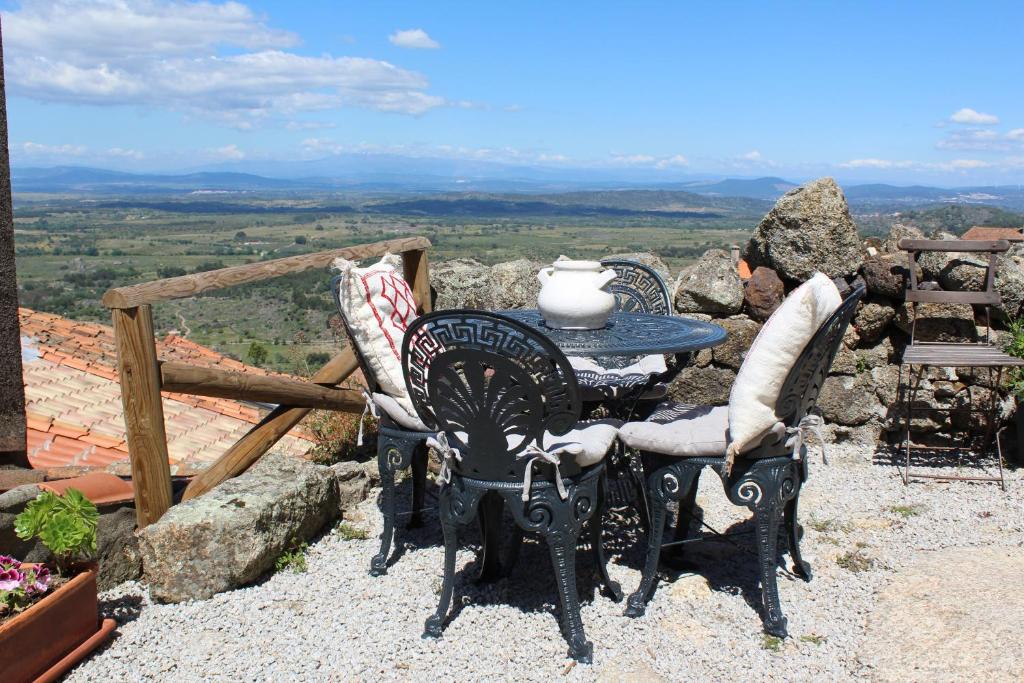 Lugar São Salvador de Monsanto في مونسانتو: طاوله وكراسي تجلس فوق جبل