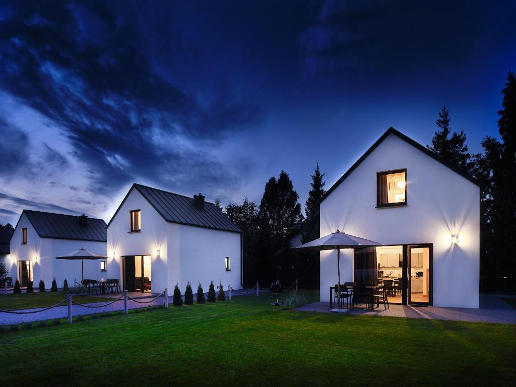 una gran casa blanca con un patio por la noche en North Port, en Kopalino