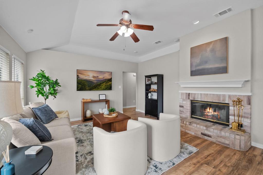 Χώρος καθιστικού στο Modern Home Close to It All in DFW Texas!