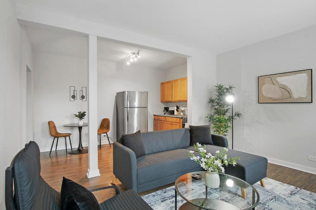 sala de estar con sofá y mesa en 1BR Tranquil Hyde Park Apartment - Harper 202 & 402 rep en Chicago
