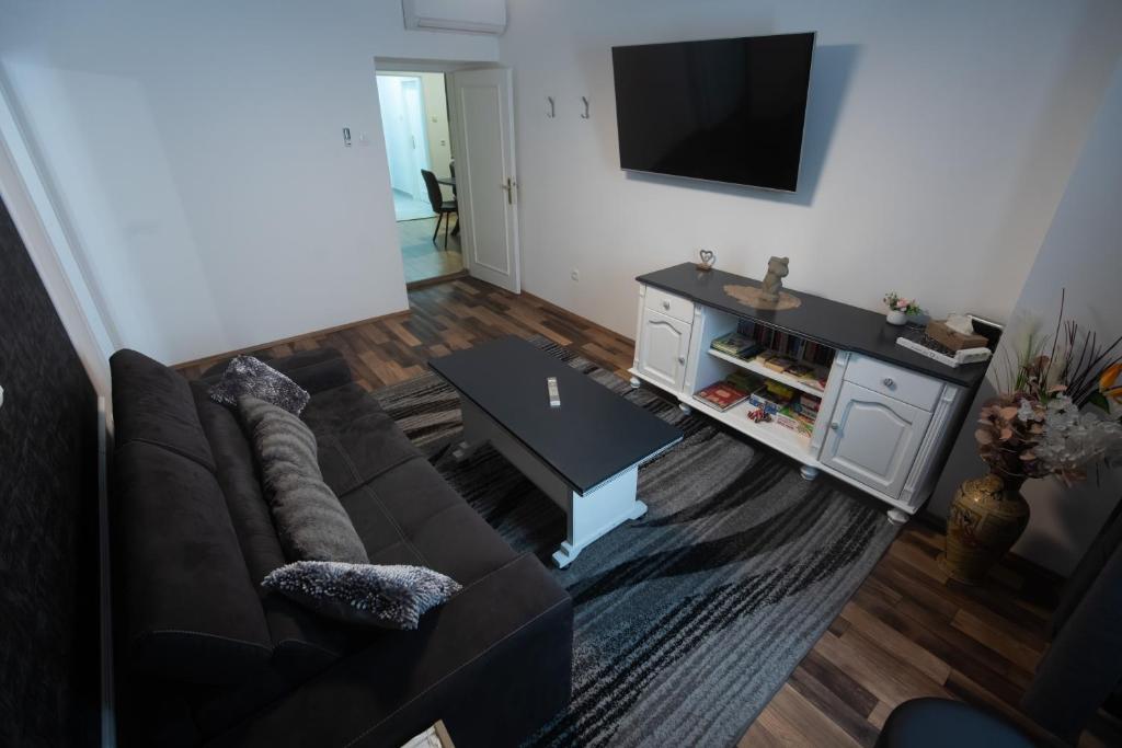 una sala de estar con un sofá y una mesa en Maria Q. Cantoni, en Zadar
