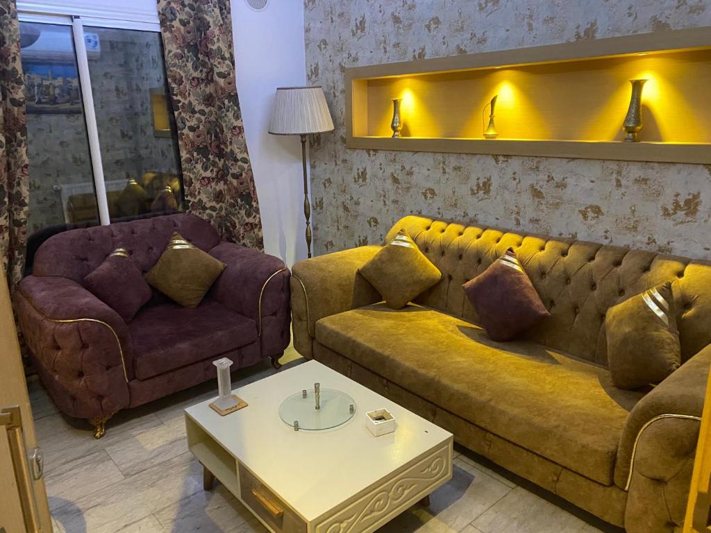 uma sala de estar com dois sofás e uma mesa de centro em Appartement élégant em Sousse