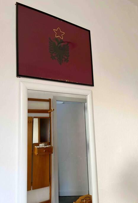 Fotografie z fotogalerie ubytování Communist style room v destinaci Shkodër