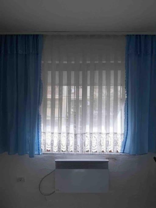 Fotografie z fotogalerie ubytování Communist style room v destinaci Shkodër
