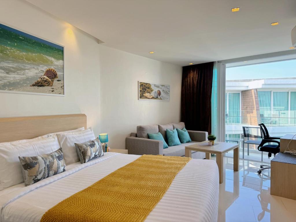 une chambre avec un grand lit et un salon dans l'établissement Cozy Studio Rawai Beach Phuket, à Ban Saiyuan (1)