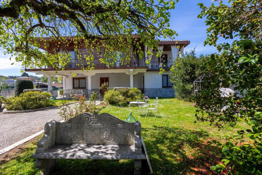 un banco de piedra sentado frente a una casa en Villa Gabri 1 e Villa Gabri2, en Arona
