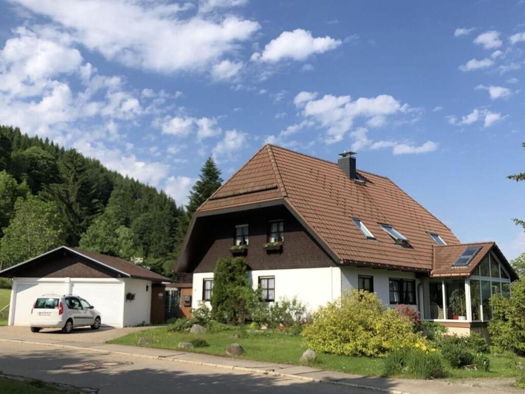 uma casa com um carro estacionado em frente em Holiday apartment Kassler em Feldberg