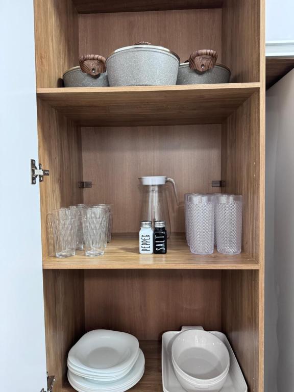 Apartamento vista mar 72 في برايا جراندي: دولاب صحون وصحون اخرى