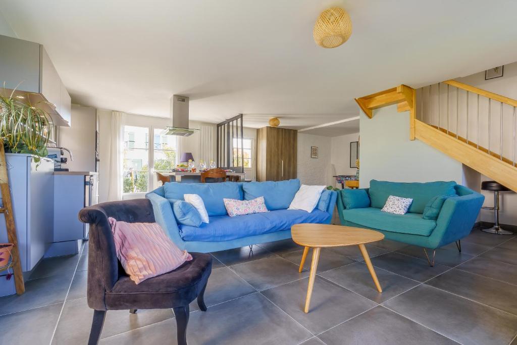 Le Pavillon Émeraude Chantilly - Parc Astérix - RER D Direct Paris ...