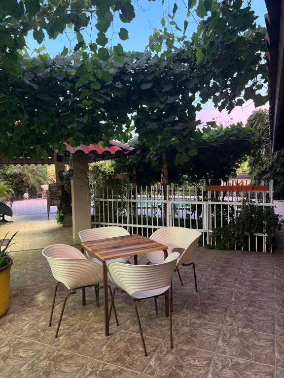 聖卡洛斯的住宿－Casa Eden Garden, Panama，树下木桌和椅子