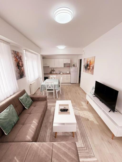 un soggiorno con un divano e un tavolo di MINT Apartment a Skopje