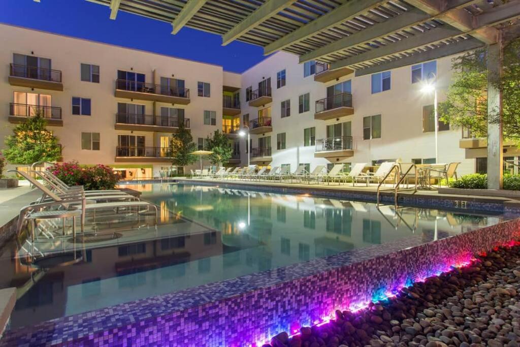 una piscina frente a un edificio en Luxury Condo-Style Hotel In Domain Shopping Center en Austin