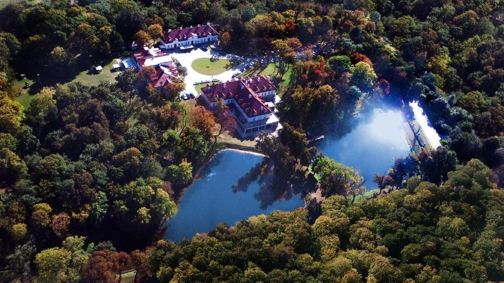 uma vista aérea de uma casa com duas lagoas em Pałac Żelechów Spa & Wellness em Zelechów